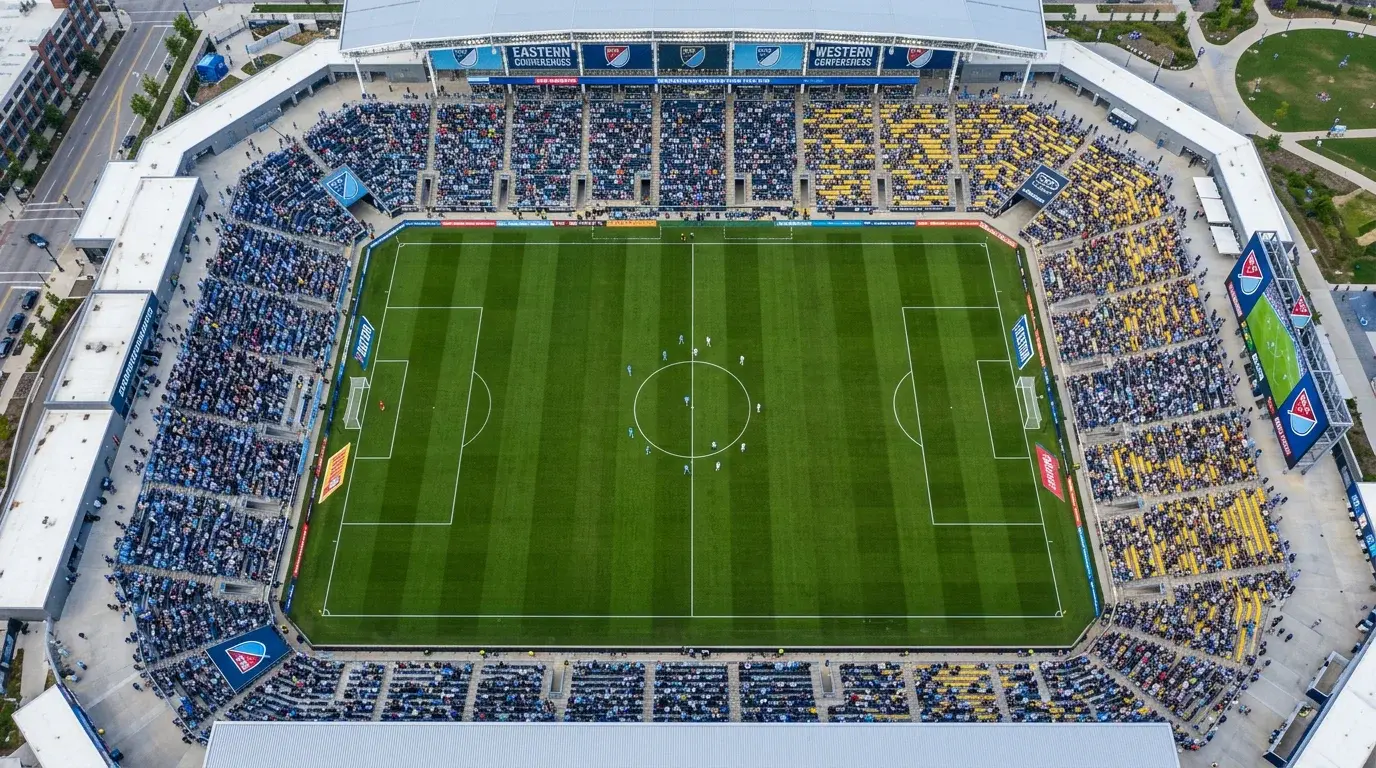 Vista aérea de un campo de fútbol en un estadio de la MLS con gradas llenas de aficionados