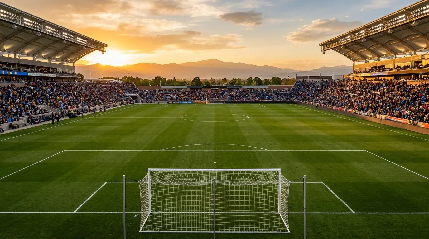 Vista panorámica de un campo de fútbol de la MLS con marcas de césped natural bajo la luz del atardecer